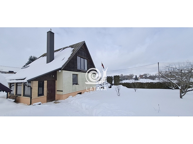 tvarkingas-jaukus-ir-priziuretas-namas-klausuciuose-su-vaizdu-i-tvenkini-1