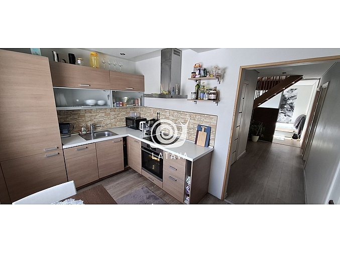 tvarkingas-jaukus-ir-priziuretas-namas-klausuciuose-su-vaizdu-i-tvenkini-13