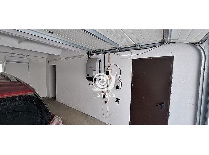 tvarkingas-jaukus-ir-priziuretas-namas-klausuciuose-su-vaizdu-i-tvenkini-5