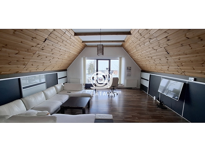 tvarkingas-jaukus-ir-priziuretas-namas-klausuciuose-su-vaizdu-i-tvenkini-7