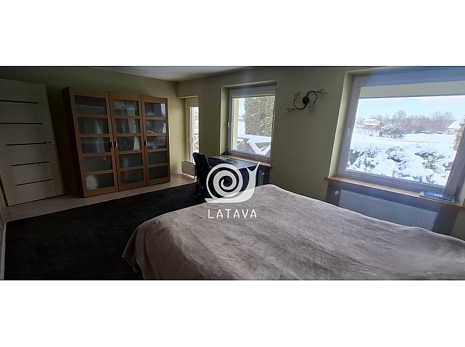 tvarkingas-jaukus-ir-priziuretas-namas-klausuciuose-su-vaizdu-i-tvenkini-9