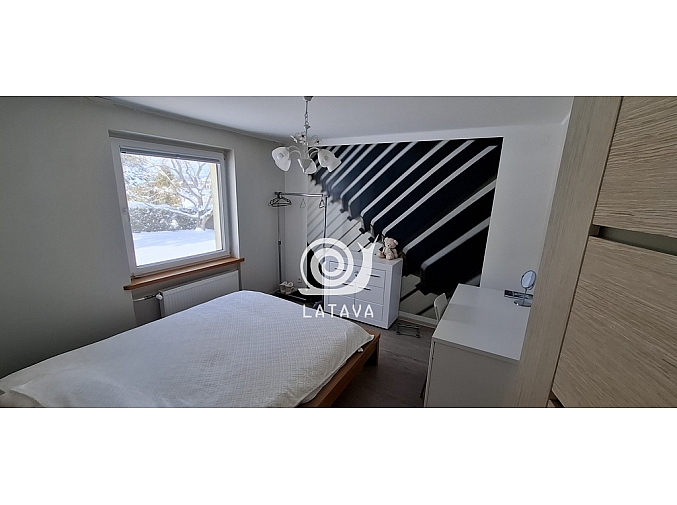 tvarkingas-jaukus-ir-priziuretas-namas-klausuciuose-su-vaizdu-i-tvenkini-10